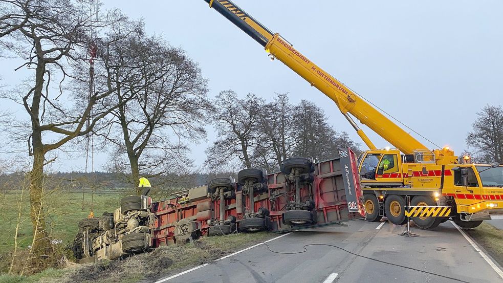 Der Lastwagen wird von einem Kran aus dem Graben geborgen. Foto: Holger Janssen