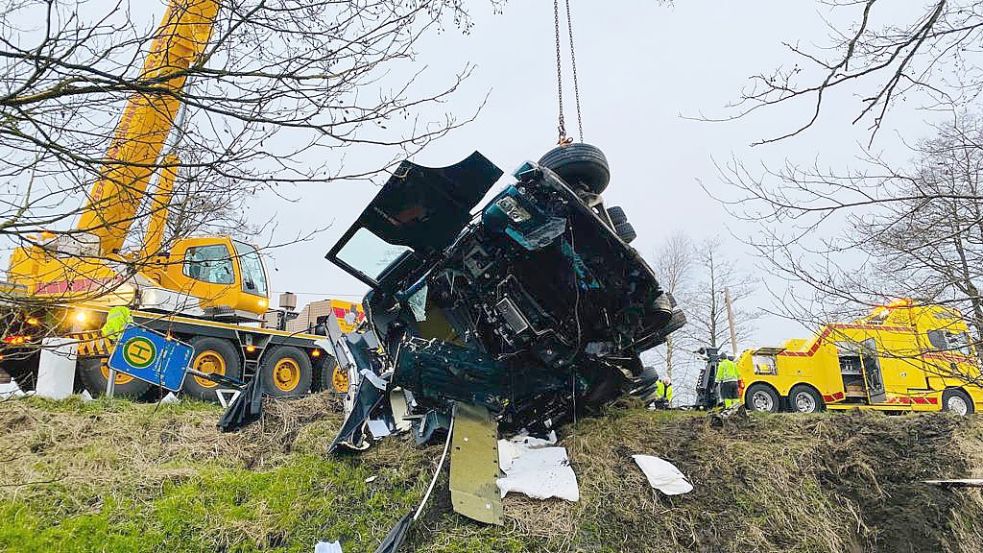 Komplizierte Rettung: Die Bergung des Lastwagens dauert an. Foto: Holger Janssen