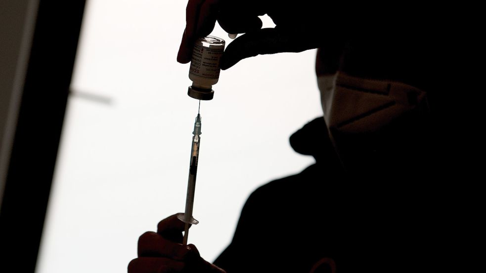 Während einer Impfaktion wird eine Spritze aufgezogen. Zahlreiche Mediziner sprechen sich jetzt gegen eine Impfpflicht aus. Foto: DPA