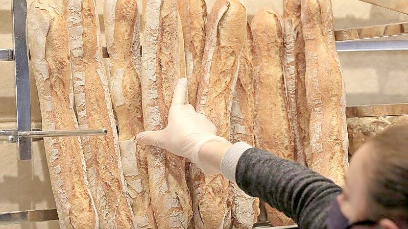 Sind 29 Cent für das knusprige Grundnahrungsmittel noch vernünftig?. Foto: Michel Euler/AP/dpa