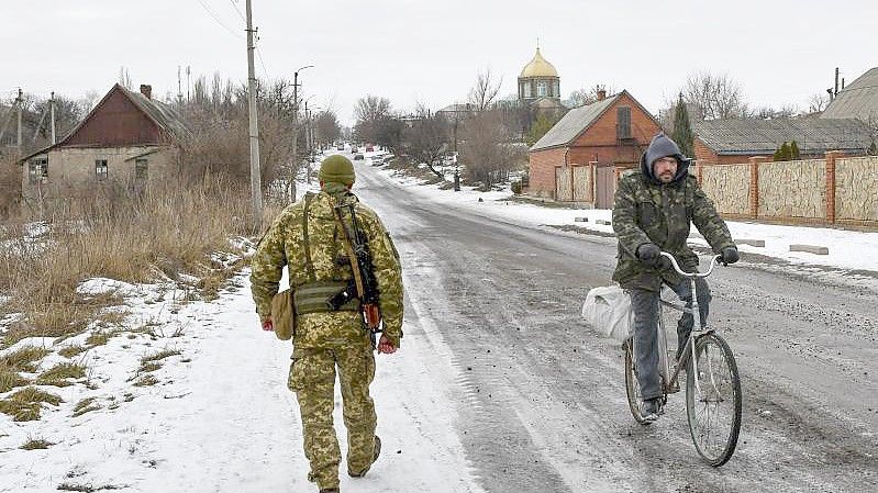 Ein ukrainischer Soldat patrouilliert eine Straße. Foto: Andriy Andriyenko/AP/dpa