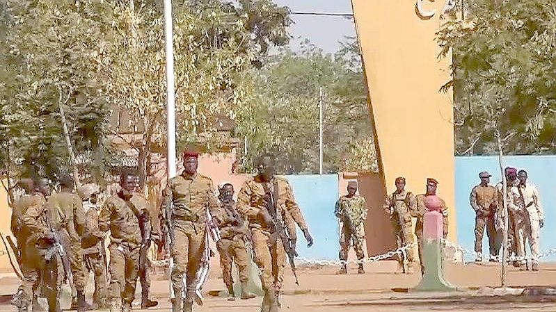 Meuternde Soldaten vor dem Militärlager Guillaume Ouedraogo. Foto: Uncredited/AP/dpa