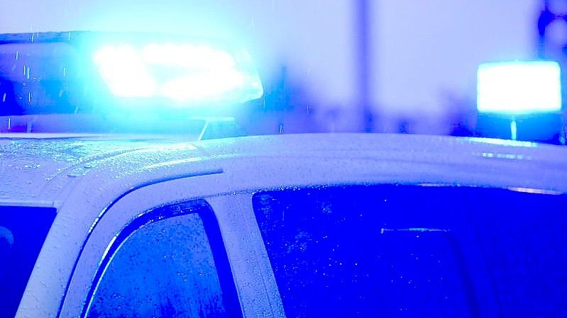 Blaulichter leuchten auf dem Dach eines Polizeifahrzeugs. Foto: Carsten Rehder/dpa/Symbolbild