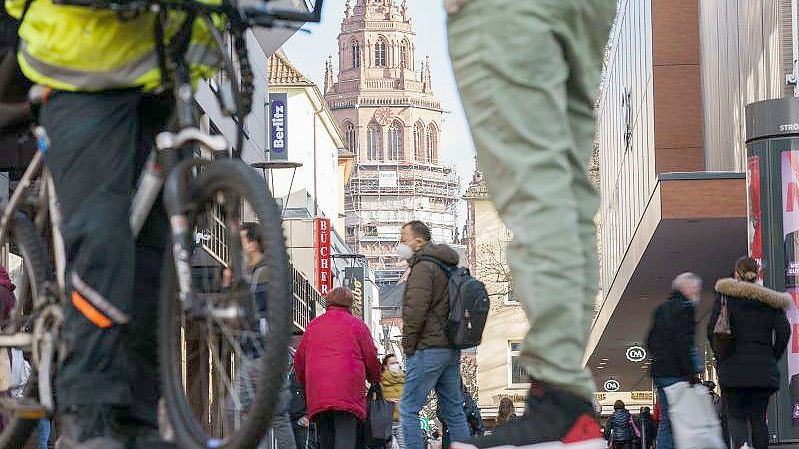 Menschen gehen durch eine Einkaufspassage in der Mainzer Innenstadt. (Archivbild). Foto: Andreas Arnold/dpa