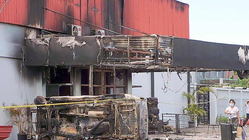 Der völlig ausgebrannte Nachtclubs in Sorong in der Provinz West Papua. Foto: Str/AP/dpa