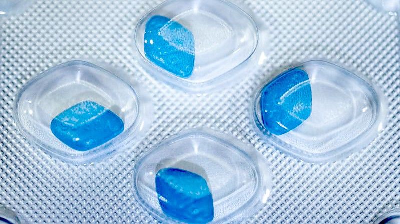 Viagra soll verschreibungspflichtig bleiben, empfehlen Experten. Foto: Christophe Gateau/dpa