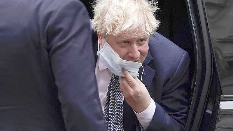 Großbritanniens Premier Boris Johnson kommt in der 10 Downing Street an. Foto: Alberto Pezzali/AP/dpa