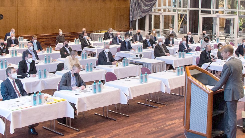Die 50-köpfige Vollversammlung hat sich im Forum Alte Werft in Papenburg konstituiert. Am Redepult der alte und neue IHK-Präsident Dr. Bernhard Brons. Foto: privat