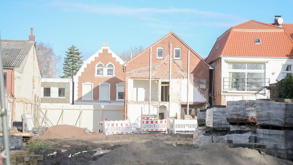 Zwischen dem Irish Pub (links im Bild) und dem Haus Osterstraße 40 sollte die Fußgängerzone in Richtung Georgswall fortgesetzt werden. Nun ist dort ein Anbau geplant – es bleibt eine schmale Lohne übrig. Foto: Romuald Banik
