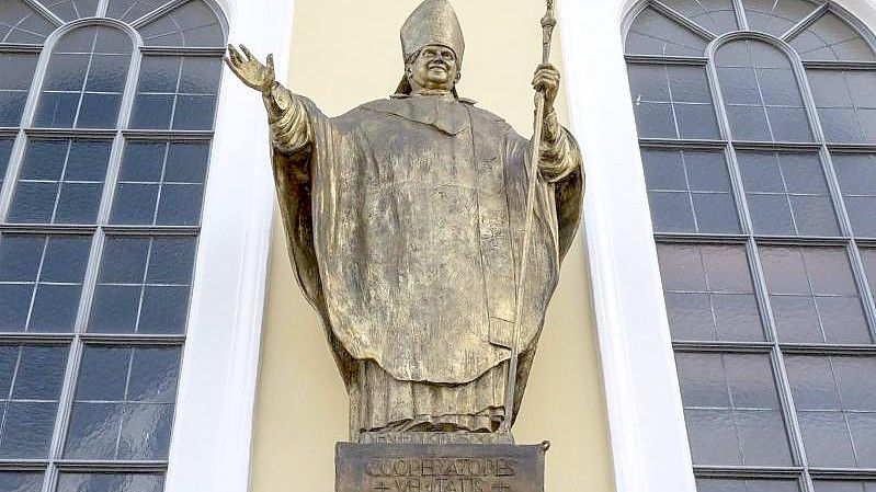 Eine Figur des emeritierten Papstes Benedikt XVI. an einer Fassade in Altötting. Foto: Peter Kneffel/dpa