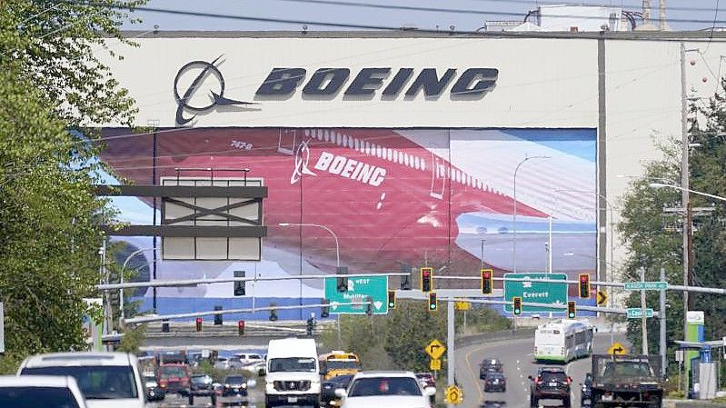 Die Corona-Krise und Probleme beim „Dreamliner“ haben dem US-Flugzeugbauer Boeing einen weiteren Milliardenverlust eingebrockt. Foto: Elaine Thompson/AP/dpa