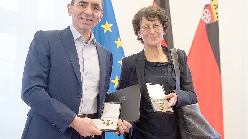 Biontech-Gründer Türeci (54) und Şahin (56) haben neben dem Landesverdienstorden bereits mehrere renommierte Auszeichnungen erhalten. Foto: Boris Roessler/dpa