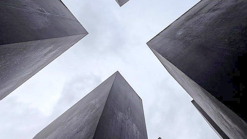 Das Holocaust-Mahnmal in Berlin erinnert an die Shoa. Der Zentralrat der Juden beklagt „bedrohliche Entwicklungen in unserer Gesellschaft“. Foto: Carsten Koall/dpa
