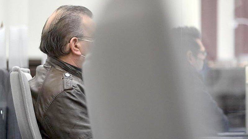Der Angeklagte (l.) neben seinem Verteidiger im Schwurgerichtssaal des Landgerichts Paderborn. Foto: Friso Gentsch/dpa