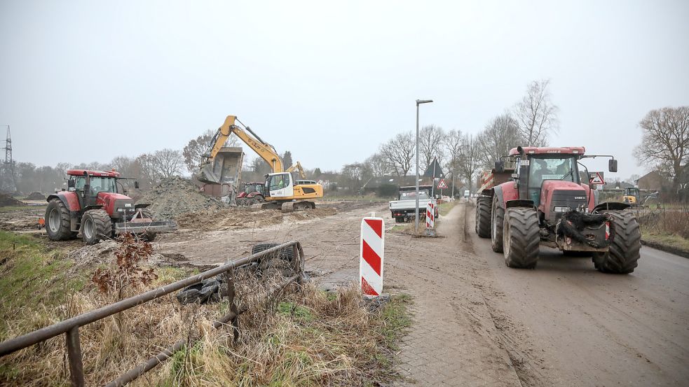 Die Erschließungsarbeiten im Baugebiet Im Timp haben begonnen, Bagger und Baufahrzeuge dominieren das Bild. Foto: Romuald Banik