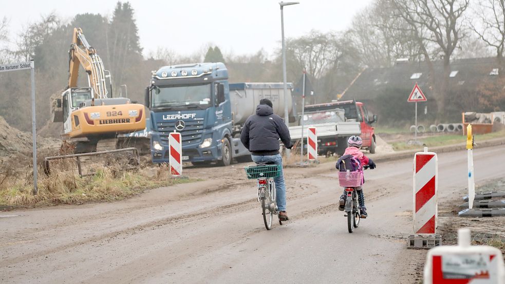 Manche Eltern bringen ihre Kinder nun zur Schule und holen sie wieder ab. Foto: Romuald Banik