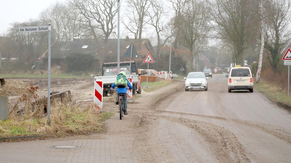 Kinder, die auf dem Gehweg fahren, kommen direkt an einer der Hauptzufahrten für den Rückhaltebeckenbau im Baugebiet vorbei. Foto: Romuald Banik