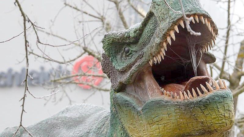 Vor dem Firmensitz von Schleich in Herlikofen steht die Nachbildung eines Dinosauriers. Der Spielwarenproduzent hat seine Geschäftszahlen für 2021 veröffentlicht. Foto: Stefan Puchner/dpa
