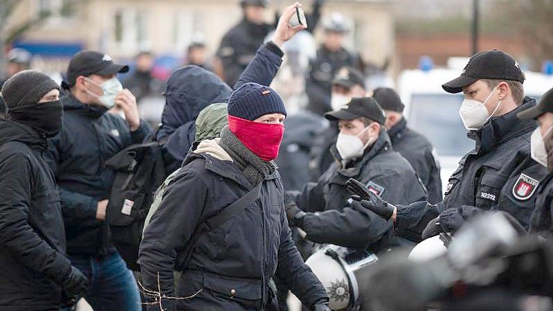 Eine für kommenden Samstag geplante Demonstration gegen die Corona-Maßnahmen hat die Polizei in Hamburg verboten. Foto: Daniel Reinhardt/dpa