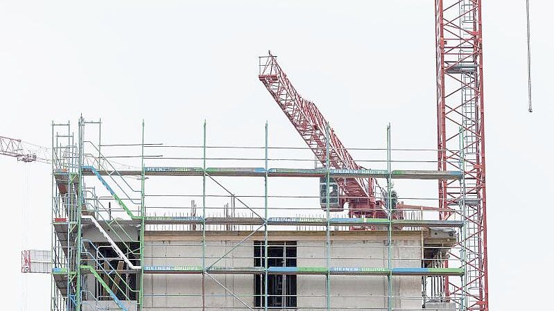 Viele Hausbauer haben mit staatlicher Förderung geplant und fragen sich nach dem abrupten Stopp nun, wie es weitergehen soll. Foto: Rolf Vennenbernd/dpa