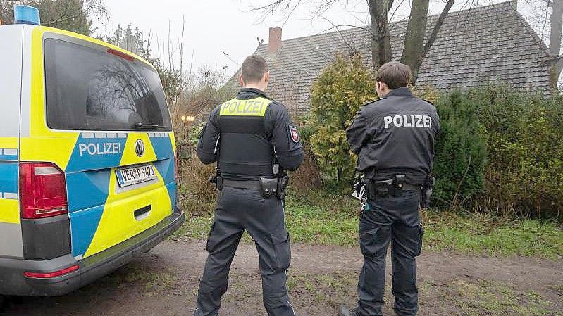 Polizisten am Tatort in Fischerhude. Foto: Julian Stratenschulte/dpa