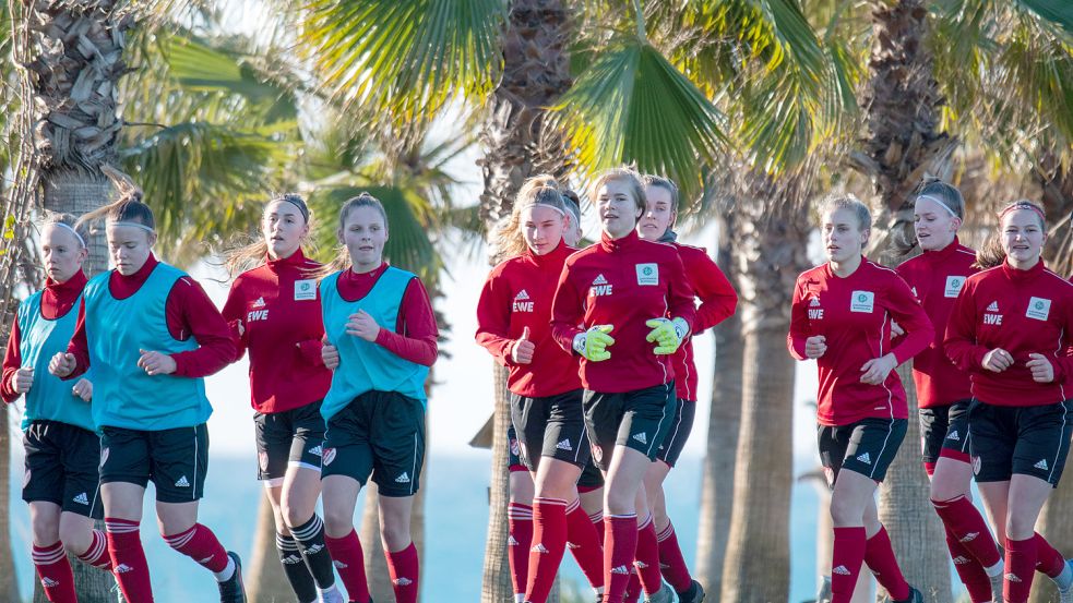 21 Spielerinnen machten mit beim Trainingslager der Auricher B-Juniorinnen in der Türkei.Fotos: Aylin Rewohl