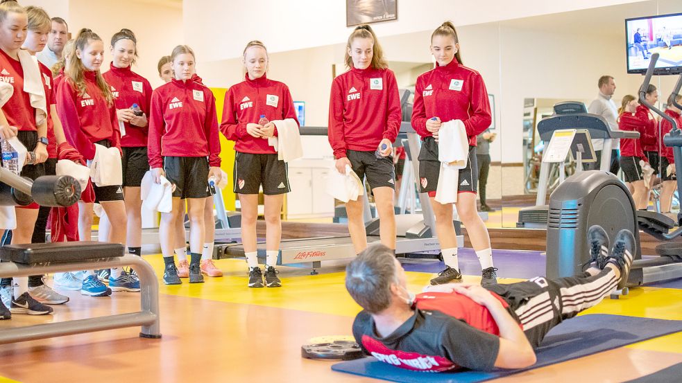 Häufig ging es für die Mädchen in den Kraftraum. Nach vielen intensiven Einheiten standen dann abends noch Schulaufgaben auf der Liste.