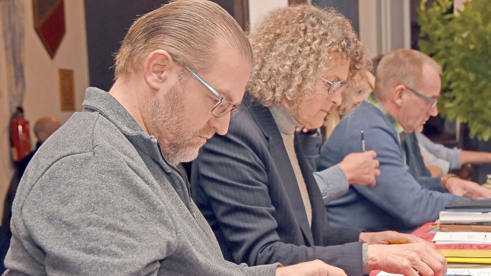 Der Grünen-Ratsherr Jens Albowitz (hier in einer früheren Sitzung links neben seiner Fraktionskollegin Renate Erdt) legte sein Mandat nieder. Foto: Thomas Dirks