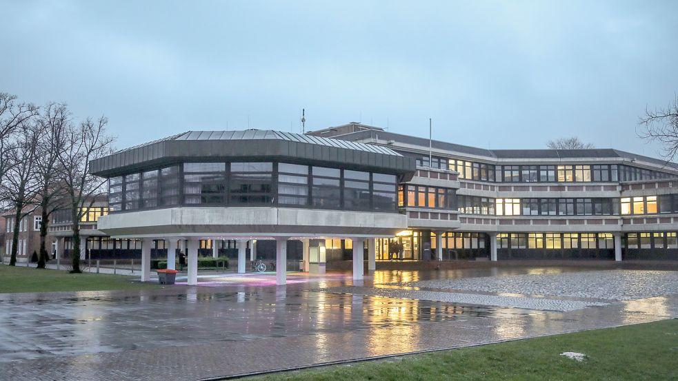 Zwei weitere Amtsleiter verlassen das Auricher Rathaus. Foto: Romuald Banik