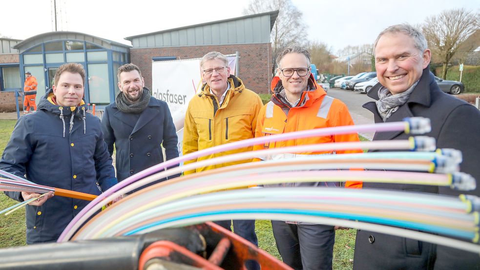 Projektmanager Florian Nierke (von links), Gerrit Pruss (EWE Netz), Bürgermeister Horst Feddermann, Andreas Mayer (Glasfaser Nordwest) und Hermann Coordes (EWE Netz) beim ersten Spatenstich für den Ausbau in Aurich. Foto: Romuald Banik