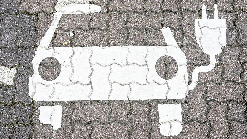 Mit dem Ziel der Ampel-Koalition von 15 Millionen Elektroautos bis 2030 wird das Klimaziel im Verkehr nach einer Studie verpasst. Foto: Julian Stratenschulte/dpa