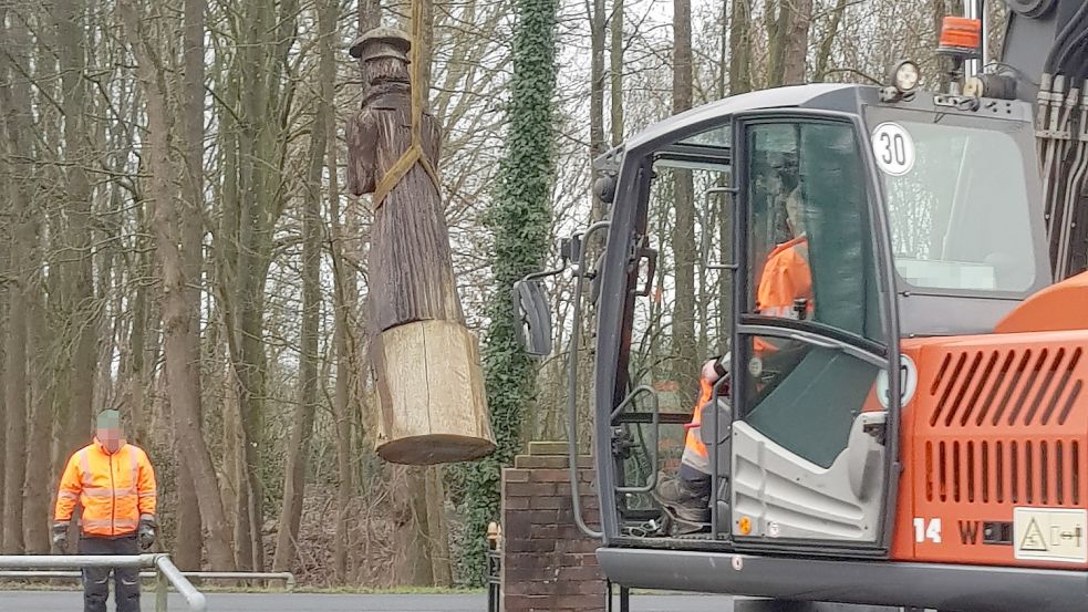 Der Bauhof der Gemeinde Ihlow rückte zur Rettung der Luther-Skulptur an. Foto: Kirchengemeinde Weene