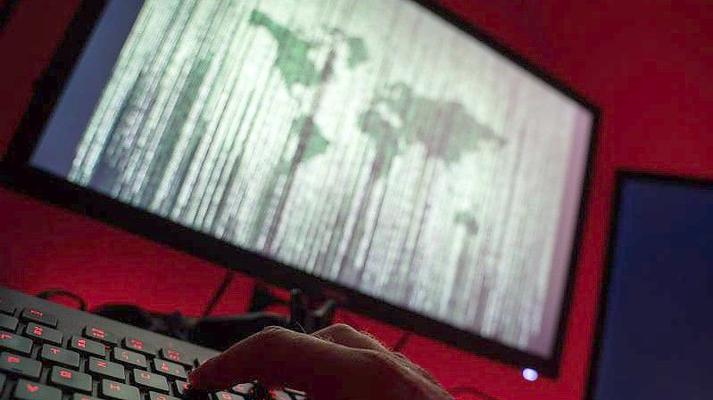 Eine britische Sicherheitsbehörde warnt vor russischen Cyberangriffen. Foto: Nicolas Armer/dpa/Illustration