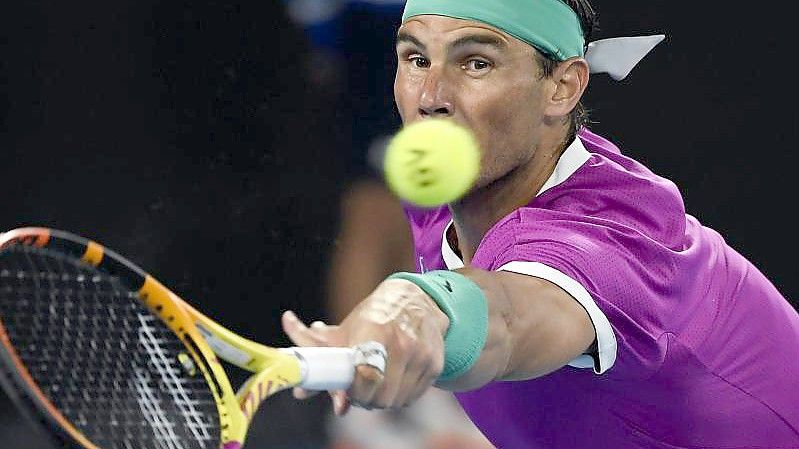 Nadal spielt einen Rückhand-Return. Dank des 6:3, 6:2, 3:6, 6:3 erreichte der Spanier zum sechsten Mal das Finale der Australian Open. Foto: Andy Brownbill/AP/dpa