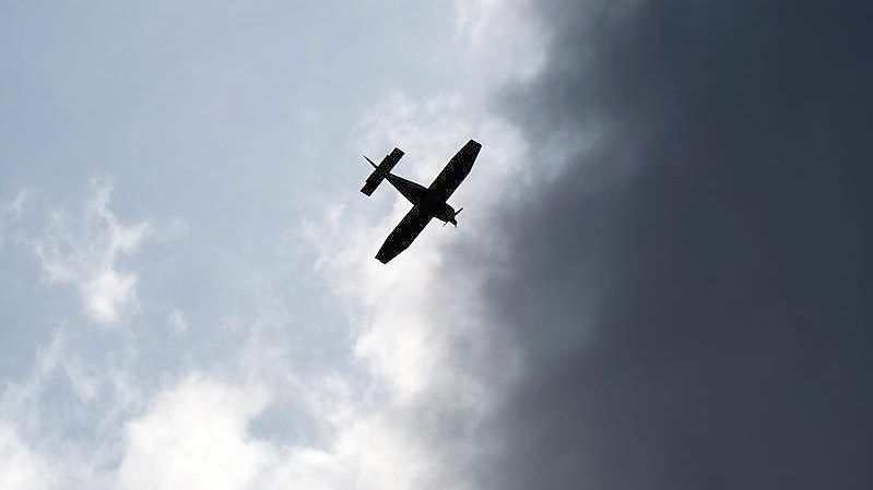 Ein Kleinflugzeug ist ersten Erkenntnissen zufolge beim Landeanflug abgestürzt. Foto: Julian Stratenschulte/dpa/Symbolbild