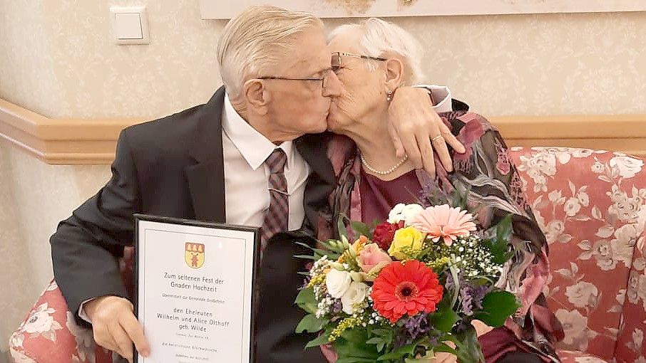 Immer noch glücklich: Wilhelm und Alice Irma Olthoff sind seit 70 Jahren verheiratet. Foto: Pflege Butler