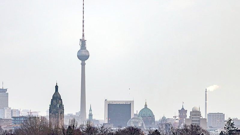 Die Adler Group hat ihren operativen Hauptsitz in Berlin. Foto: Hannibal Hanschke/dpa