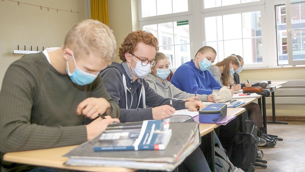 Alle Schüler an niedersächsischen Schulen müssen seit Mitte Januar mindestens OP-Masken tragen. Foto: Romuald Banik