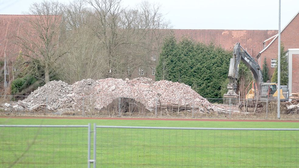 Eine Sporthalle wurde bereits dem Erdboden gleich gemacht. Foto: Romuald Banik