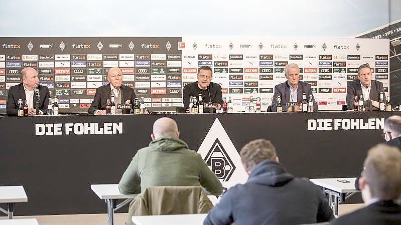 Auf einer Pressekonferenz begründete Gladbachs Sportdirektor Max Eberl (M) seinen Rücktritt. Foto: Christian Verheyen/Borussia Mönchengladbach/dpa