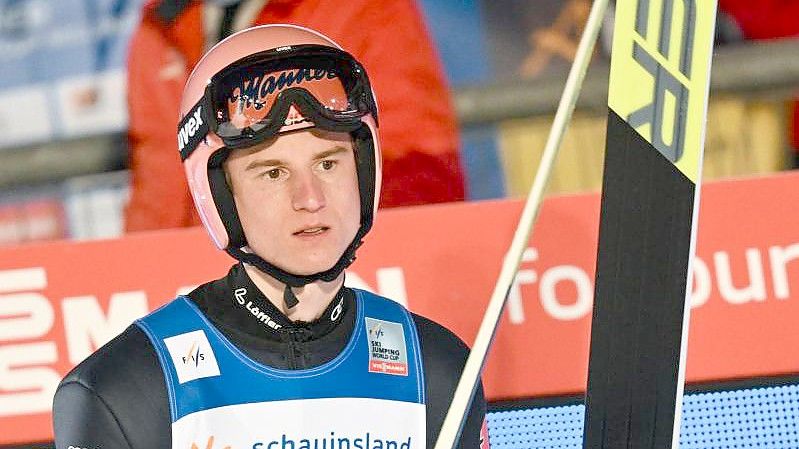 Nach dem Mixed Team am Freitag nun im Einzel auf der großen Mühlenkopfschanze gefordert: Karl Geiger. Foto: Arne Dedert/dpa