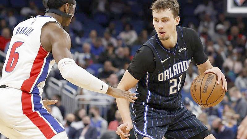 Orlando Magic-Forward Franz Wagner (22) dribbelt an Detroit Pistons Guard Hamidou Diallo (6) vorbei. Foto: Scott Audette/FR1140 AP/dpa