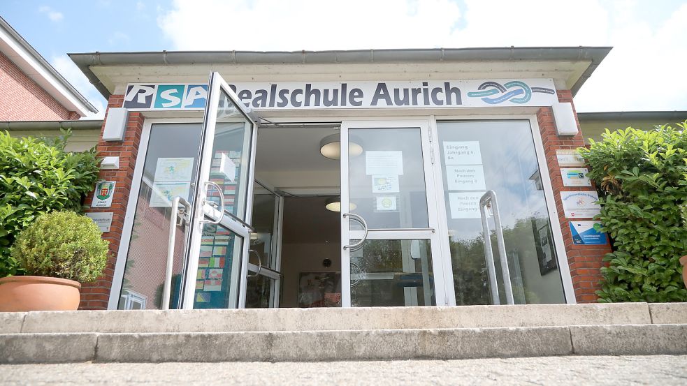 Der Eingang der Realschule Aurich im Juli vergangenen Jahres. Foto: Romuald Banik