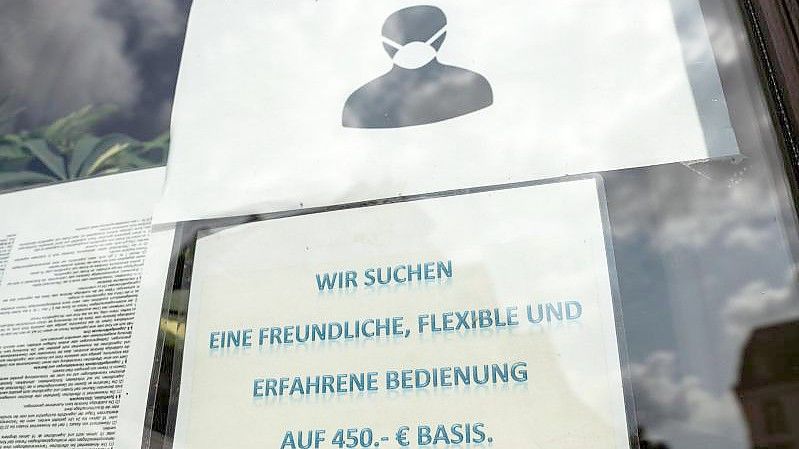 Die Verdienst-Obergrenze für Minijobs soll am 1. Oktober von 450 auf 520 Euro im Monat steigen. Foto: Frank Rumpenhorst/dpa