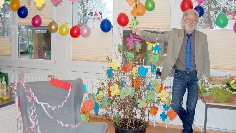 Die Schüler aus Westerende schmückten zum Abschied einen Apfelbaum für den scheidenden Rektor Hinrich Prütz. Foto: Imke Cirksena