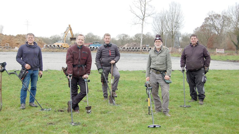 Leisten einen wertvollen Beitrag für die Archäologie: Thomas Schlunck (von links), Carsten Eilts, Sebastian Heilbüt, Herbert Albrecht und Wolfgang Janßen. Foto: Imke Cirksena