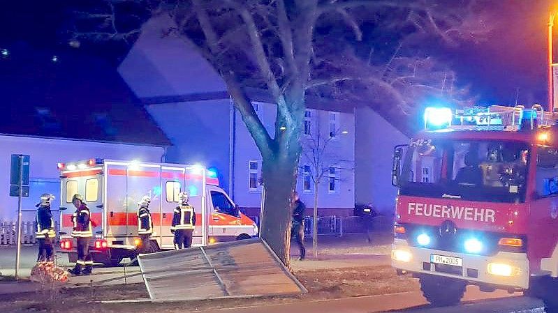 Feuerwehr am Unfallort: Ein Fußgänger ist in Beelitz von einem umstürzenden Wahlplakat schwer verletzt worden und wenig später gestorben. Foto: Julian Stähle/dpa-Zentralbild/dpa