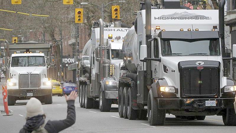 Nach einer tagelangen Fahrt durch Kanada ist ein Konvoi aus Hunderten Lastwagen am Wochenende in der Hauptstadt Ottawa eingetroffen, um gegen Corona-Maßnahmen und Impfvorschriften zu demonstrieren. Foto: Liang Sen/XinHua/dpa
