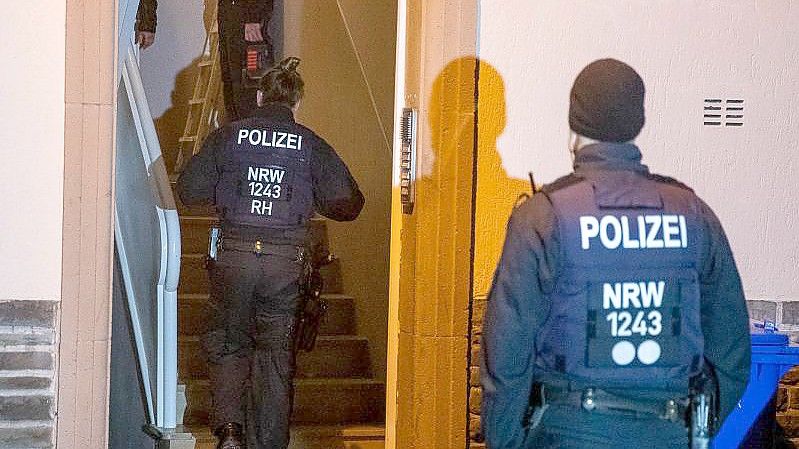 Einsatzkräfte der Polizei durchsuchen ein Mehrfamilienhaus in Essen. Foto: Justin Brosch/dpa