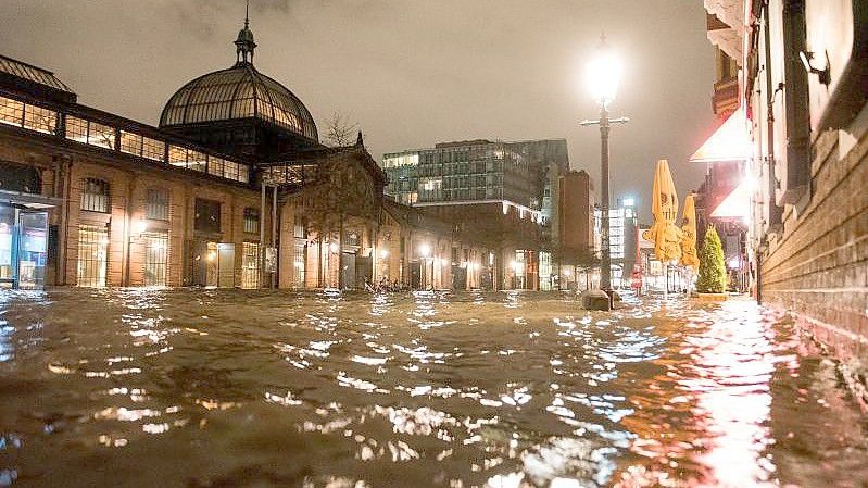 Sturmflut im hohen Norden: Zur Hamburger Fischauktionshalle kam man nur noch mit dem Boot. Foto: Daniel Bockwoldt/dpa